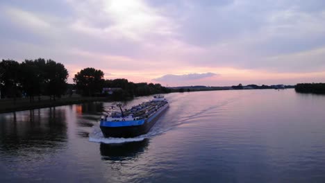 Binnenmotortanker-Navigiert-Durch-Die-Alte-Maas-Vor-Dem-Sonnenuntergangshimmel-In-Der-Nähe-Von-Puttershoek