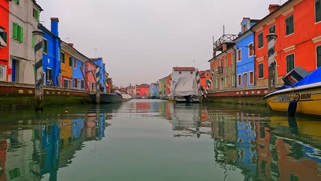 Inusual-Y-Diferente-Vista-Panorámica-De-ángulo-Bajo-De-Las-Coloridas-Casas-De-Burano-Vistas-Desde-El-Centro-Del-Canal,-Italia