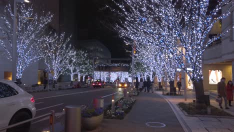 POV-Der-Straße-Zeigt-Die-Dekoration-Mit-Vielen-Glühbirnen-Im-Weihnachtsthema-In-Der-Nacht