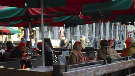 Menschen-Sitzen-Auf-Der-Freiluftterrasse-Am-Grand-Place-City-Square-Ohne-Medizinische-Masken-Gegen-Coronavirus