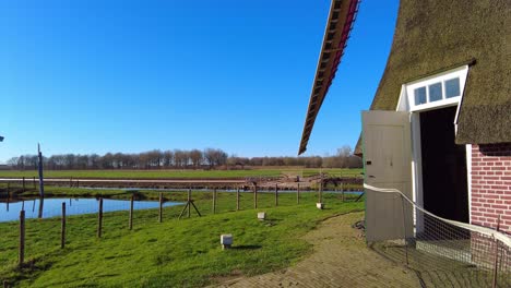 Puerta-De-Entrada-Al-Molino-De-Viento-En-El-Parque-De-Vacaciones-Molenwaard-Con-Persianas-Giratorias-A-La-Vista