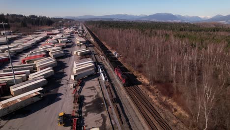 Luftaufnahme-Eines-Güterzuges,-Der-Auf-Der-Eisenbahn-Entlang-Des-Vancouver-Shipping-Terminals-In-Kanada-Fährt