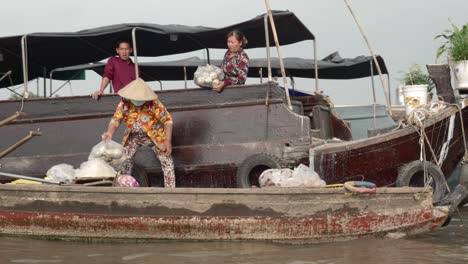 Vendedores-Transfiriendo-Productos-A-Través-De-Barcos,-Mercado-Flotante-De-Cai-Rang