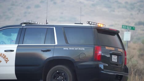 Coche-De-Patrulla-De-Carreteras-De-Los-Angeles-Estacionado-Al-Lado-De-Una-Carretera-En-California,-Estados-Unidos