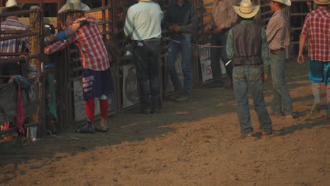 Verletzter-Bullenreiter-Wird-Zur-Behandlung-Gebracht-Montana-Rodeo-Miles-Ring