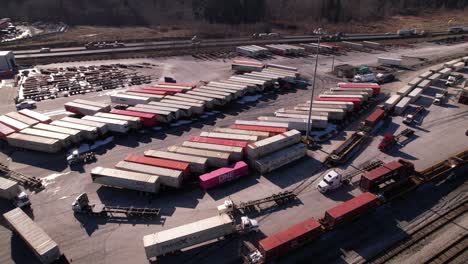 Container-LKW-Und-Eisenbahn-Am-Vancouver-Shipping-Terminal-In-Kanada