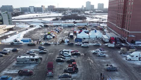 Vista-Aérea-De-Arriba-Hacia-Abajo-De-Un-Lugar-De-Estacionamiento-Con-Carpas-Durante-El-Convoy-De-Libertad-En-Ottawa