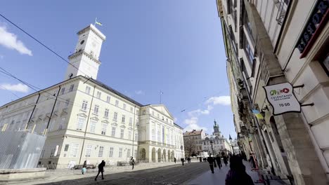 Kippen-Sie-Zum-Gebäude-In-Lemberg,-Ukraine