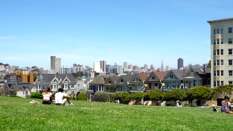 Painted-Ladies-Vor-Dem-Hintergrund-Der-Skyline-Von-San-Francisco-An-Einem-Sonnigen-Tag