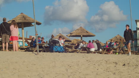 Gente-Comiendo-Y-Bebiendo-Disfrutando-Del-Verano-En-El-Bar-Restaurante-Abrevadero,-Perranporth,-Cornualles