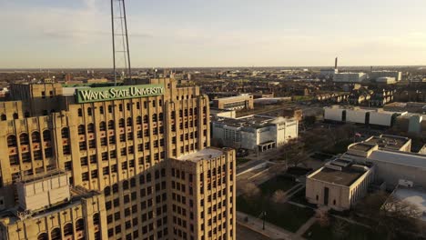 Vista-Panorámica-De-La-Universidad-Estatal-De-Wayne-En-El-Centro-De-Detroit,-Estado-De-Michigan,-Estados-Unidos