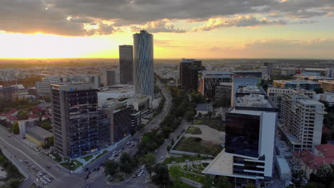 Luftaufnahme-Des-Bürogebäudebezirks-Der-Skyline-Der-Stadt-Bei-Sonnenuntergang,-Bukarest,-Rumänien