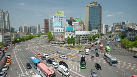 Tráfico-Diurno-Ocupado-Cerca-De-La-Estación-De-Seúl-En-La-Carretera-Sejong-daero-Contra-El-Panorama-Del-Paisaje-Urbano---Establecimiento-De-Tiro