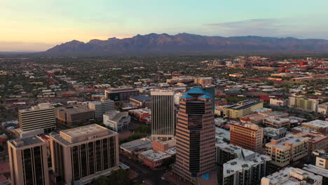 Hermosa-Puesta-De-Sol-De-Arizona-Sobre-Los-Edificios-Y-Las-Montañas-Del-Centro-De-Tucson-En-La-Distancia