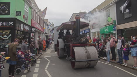 Desfile-Del-Motor-De-Vapor-Durante-El-Día-Anual-De-Camborne-Trevithick-En-Cornualles,-Inglaterra