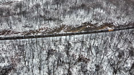 Waggons-Der-Norfolk-Southern-Railway-Transportieren-Kohle-Aus-Der-Mine-über-Den-Gebirgspass-Im-Winterschnee