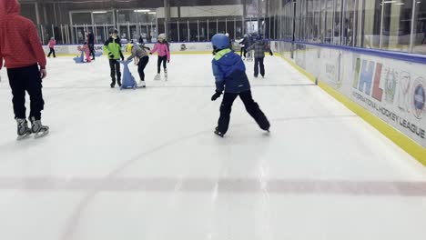 Menschen-Beim-Eislaufen-Auf-Der-Eishalle