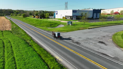 Amish-horse-pulls-buggy-down-road-in-rural-Pennsylvania