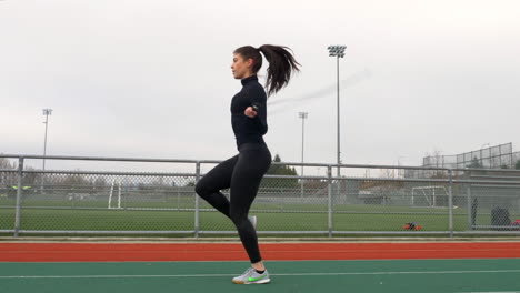 Chica-Deportiva-Haciendo-Ejercicio-Al-Aire-Libre-En-La-Pista,-Calentando-La-Cuerda-De-Salto