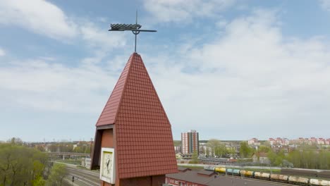 Torre-De-La-Estación-De-Tren-Con-Reloj-Incorporado-Y-Pararrayos-Ubicado-En-La-Ciudad-De-Klaipeda