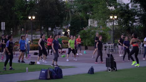 Grupo-De-Personas-Haciendo-Zumba-Al-Aire-Libre-En-El-Parque,-Zhong-Shan,-Balestier,-Singapur