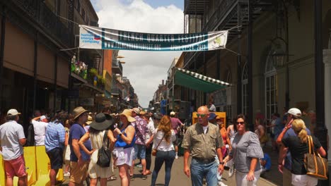 Escenario-De-La-Calle-Real-Fiesta-Del-Barrio-Francés-Multitud-Nueva-Orleans