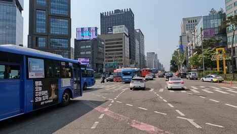 El-Punto-De-Vista-Del-Conductor-Conduce-Cuando-El-Semáforo-Se-Vuelve-Verde-En-La-Calle-Principal-De-Gangnam-En-Seúl,-Corea-Del-Sur