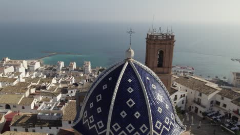 Luftaufnahme-über-Der-Blauen-Kuppel-Der-Kirche-Unserer-Lieben-Frau-Vom-Trost,-Altea-In-Spanien