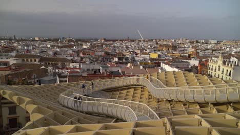 Turistas-Disfrutando-De-Las-Vistas-De-Sevilla-Desde-Lo-Alto-De-La-Famosa-Sombrilla-Metropol