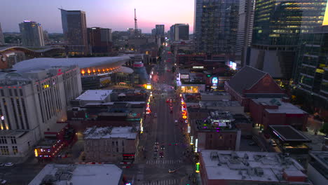 Vista-Aérea-De-La-Calle-Broadway-Y-El-Centro-De-Nashville,-Ee.uu.,-Durante-El-Anochecer---Marcha-Atrás,-Inclinación,-Disparo-De-Drones