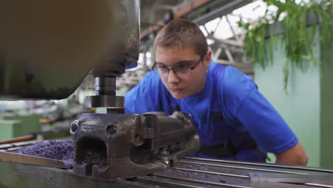 Joven-Estudiante-Que-Trabaja-En-Estrecha-Colaboración-Con-Un-Torno-De-Metal-En-Un-Proyecto-En-Un-Taller-De-Secundaria