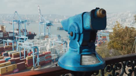 Panorámica-A-La-Derecha-De-Un-Viejo-Visor-Turístico-Del-Telescopio-Que-Apunta-A-Las-Grúas-Y-Contenedores-Del-Puerto-Marítimo-De-Valparaíso,-Chile