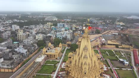 Vista-Giratoria-De-Drones-Aéreos-Del-Templo-Somnath-Con-Vistas-A-Las-Casas-De-La-Ciudad