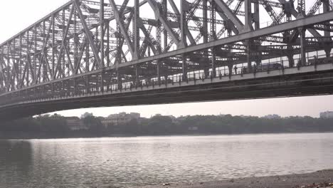 Garbage-dumped-in-the-river-Ganges-accumulates-on-the-banks-of-the-river-at-low-tide