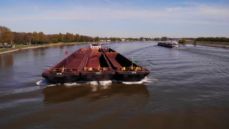 Luftaufnahme-Vom-Vorderbug-Leerer-Lastkähne,-Die-Von-Einem-Veerhaven-Schlepper-Entlang-Der-Oude-Maas-Geschoben-Werden