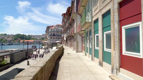 Camino-Pequeño-En-La-Parte-Superior-Del-Distrito-De-Ribeira-Cerca-De-Casas-De-Fachada-Colorida