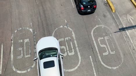 Vogelblick-Auf-Den-Morgendlichen-Verkehr,-Der-Auf-Der-Avenue-Patriotismo-In-Mexiko-Stadt-Vorbeifährt,-Schild-Mit-Geschwindigkeitsbegrenzung-über-50-Meilen-Pro-Stunde-Auf-Der-Straße