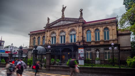 Los-Peatones-Caminan-Frente-Al-Teatro-Nacional-En-La-Ciudad-Capital-De-San-Jose