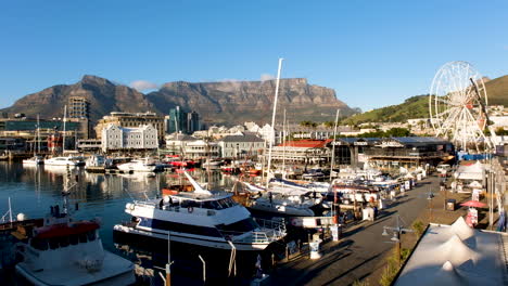 Erhöhter-Blick-über-Victoria-Und-Alfred-Waterfront,-Tafelberg-Im-Hintergrund