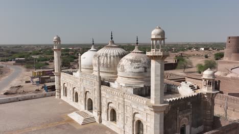 Aerial-Shot-Of-Abbasi-Jamia-shahi-Masjid-Qila-Derawar-And-Courtyard