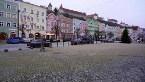 Burghausen,-Langsamer-Schwenk,-Der-Den-Blick-Auf-Die-Historische-Altstadt-Mit-Dem-Berühmten-Schloss-Darüber-Freigibt