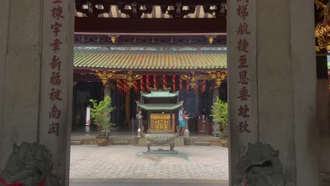 Personas-Dentro-Del-Altar-Principal-En-El-Templo-De-Thian-Hock-Keng,-Singapur--Toma-Panorámica-A-La-Derecha