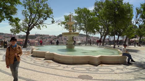 Jardín-De-Alcántara-Está-Justo-Al-Lado-De-La-Parte-Superior-Del-Elevador-Da-Gloria-Y-Ofrece-Un-Panorama-Especial-De-La-Ciudad