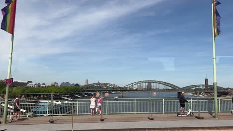 Viajando-Por-El-Puente-Colgante-De-Deutz-En-Un-Hermoso-Día-De-Verano