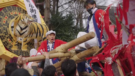 Tigerjahr-Sagucho-Festival-Ereignis,-Bei-Dem-Sich-Zwei-Festwagen-Im-Kampf-Zusammenschließen