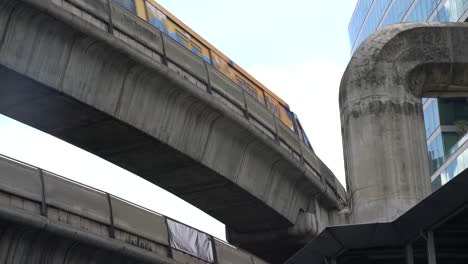 BTS-Skytrain-Auf-Erhöhten-Gleisen-Durch-Die-Stadt-Bangkok