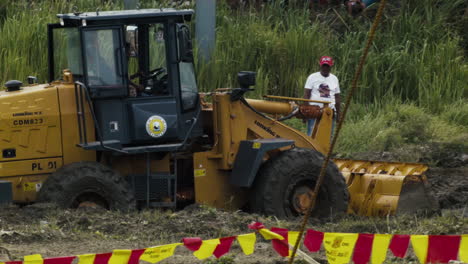 La-Pista-De-Carreras-Se-Está-Preparando-A-Través-De-Una-Excavadora-Para-El-Día-2-De-La-Competencia-De-Motocross