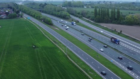 Luftaufnahme-über-Verkehrsfahrzeugen,-Die-Auf-Stark-Befahrenen-Britischen-Autobahnspuren-Fahren