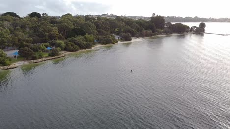 Vista-Aérea-De-Un-Jinete-De-E-foil-Y-Un-Kayakista,-Point-Walter,-Perth