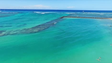 Gente-Disfrutando-Del-Sol,-La-Arena-Y-El-Agua-En-La-Playa-De-Kahanamoku-En-Oahu